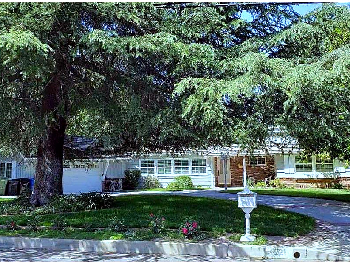 Front elevation of the Natoma Avenue residence, Woodland Hills, California